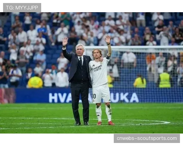 终场哨响，39岁的莫德里奇独自向伯纳乌看台鼓掌